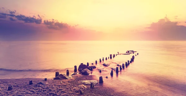 Mor güneş battıktan sonra huzurlu deniz manzara. — Stok fotoğraf