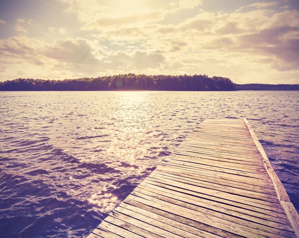 Vintage instagram gefilterde houten pier bij zonsondergang. — Stockfoto