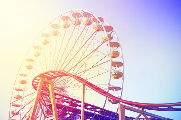 Vintage getinte foto van een amusement park. — Stockfoto