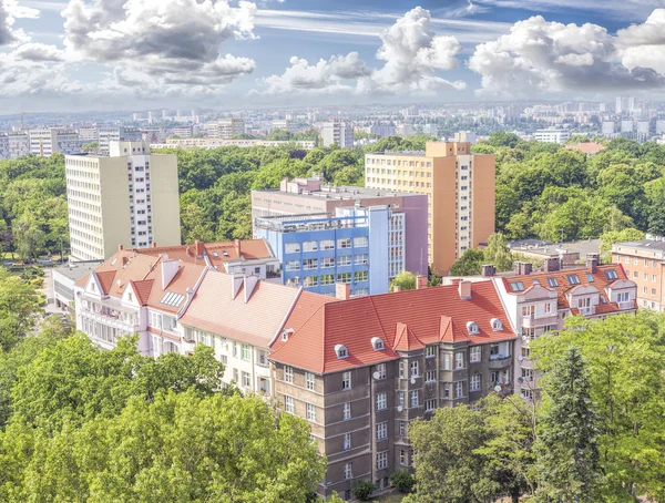 Bostadsområde bland träd, natur och bostäder i Szczecin. — Stockfoto