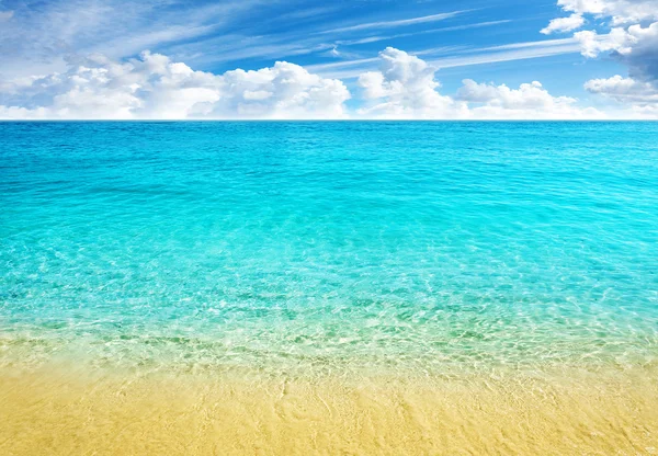 Yaz plaj arka plan, temiz su ve mavi bulutlu gökyüzü. — Stok fotoğraf