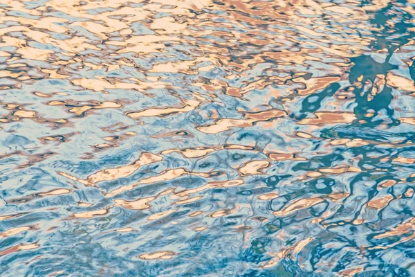 Wazig water golven en reflecties, natuur achtergrond — Stockfoto