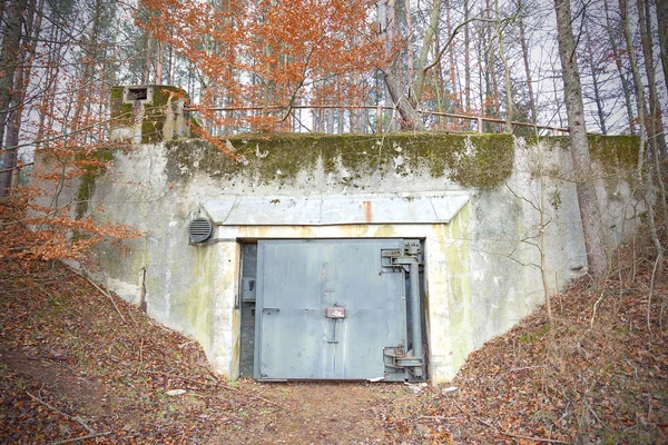 Oude verlaten koude oorlog bunker in bos. — Stockfoto