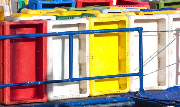 Coloridos recipientes de plástico para peces en un puerto . — Foto de Stock