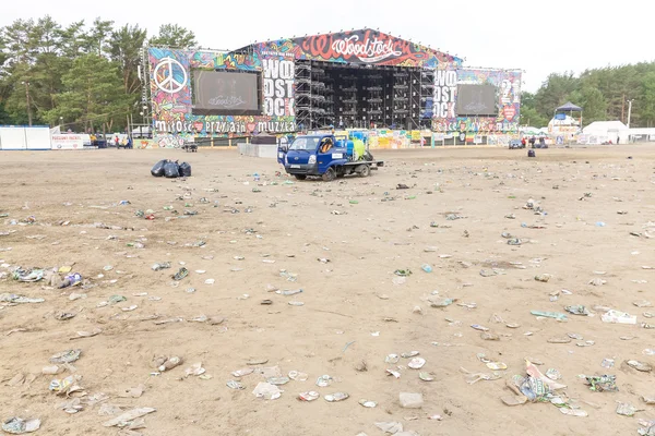 Morning cleaning main stage area of the 21th Woodstock Festival Poland. — Zdjęcie stockowe