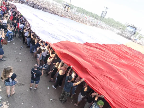 Polish flag spread with audience to commemorate the 71st anniversary of the Warsaw Uprising. — Stockfoto