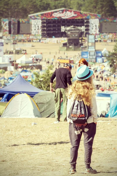 Giovane donna guardando il palco principale — Foto Stock