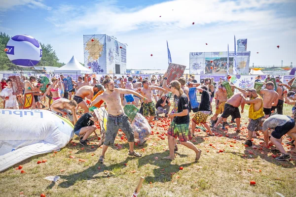 Tomato Fight On The 21Th Woodstock Festival Poland. — Stockfoto