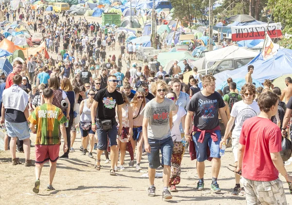 Persone che camminano tra le attrazioni del festival al 21esimo Festival di Woodstock Polonia . — Foto Stock