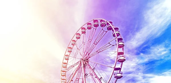 Vintage stylized picture of a ferris wheel, space for text. — Stock Photo, Image