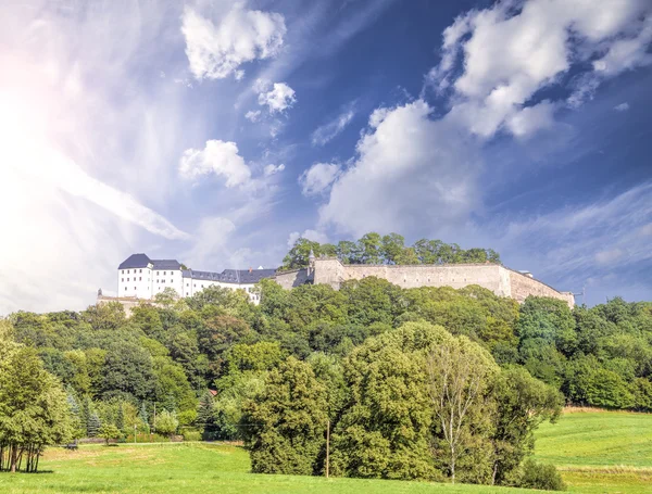 Sommerlandschaft mit Festung Königstein, Deutschland. — Stockfoto