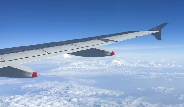 Ala del avión en el cielo azul, fondo concepto de viaje . — Foto de Stock