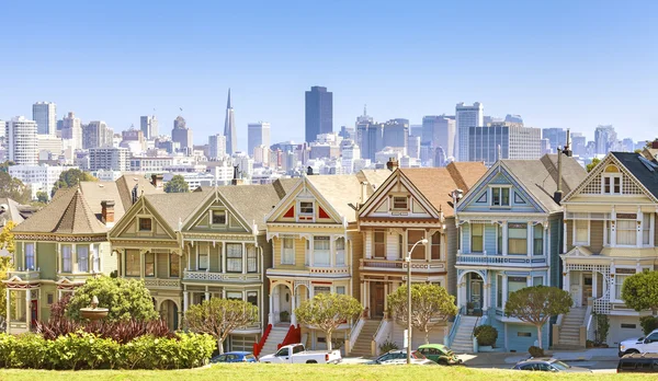 San Francisco panoramę z budynków Painted Ladies. — Zdjęcie stockowe