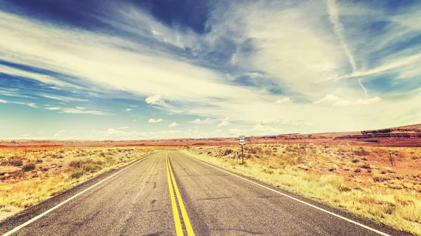 Retro vintage old film style endless country highway, USA. — Stock Photo, Image