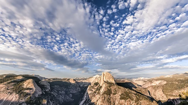 Krásná obloha nad Half Dome hory při západu slunce, Yosemite národ — Stock fotografie