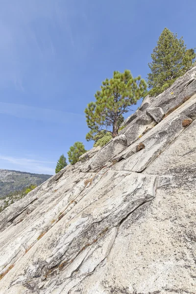 Climbing Half Dome in Yosemite National Park, USA. — Stock Photo, Image