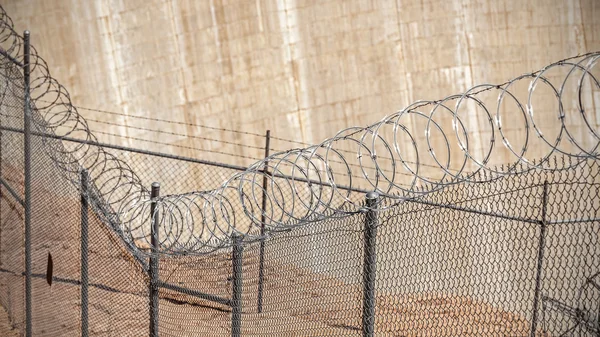 Cerca de arame farpado, crime e punição foto conceito . — Fotografia de Stock