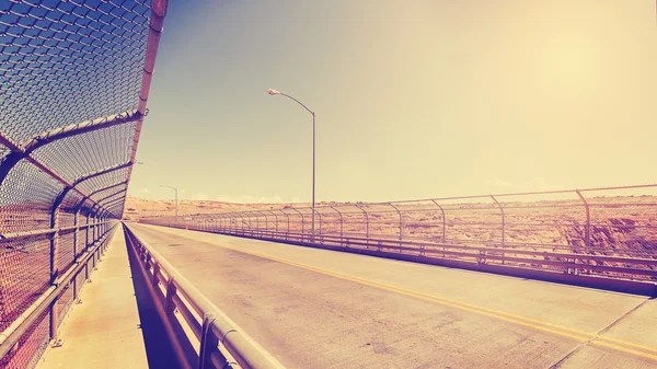 Retro starodawny streszczenie stylizowane obraz autostrady przed słońcem, Stany Zjednoczone Ameryki. — Zdjęcie stockowe