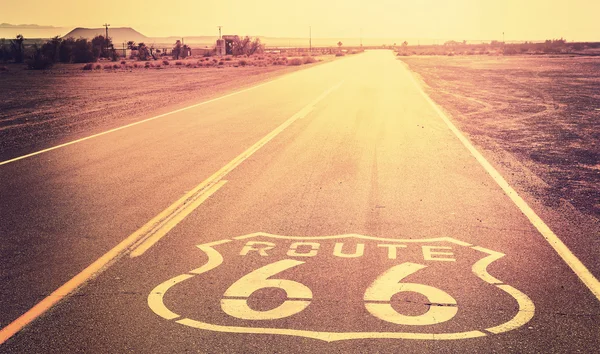 Pôr do sol filtrado vintage sobre Route 66, Califórnia, EUA . — Fotografia de Stock