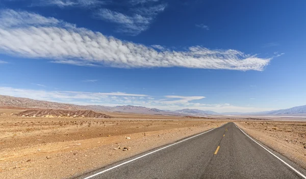 Endless country highway, Death Valley, EUA . — Fotografia de Stock