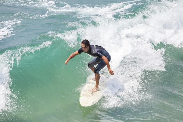 Man riding wave at V — Stock Photo, Image