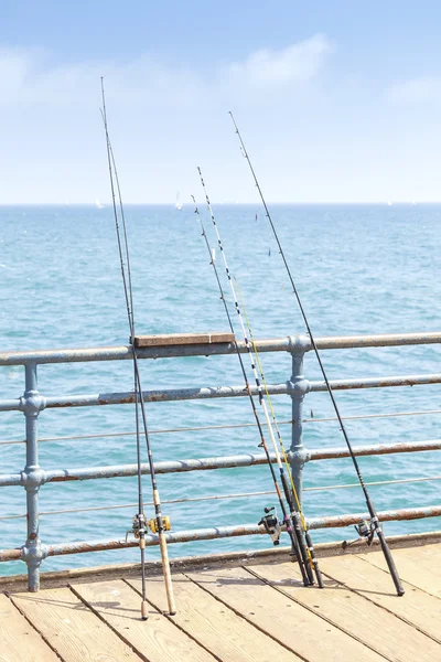Rybářské pruty na molu, Santa Monica, Usa. — Stock fotografie