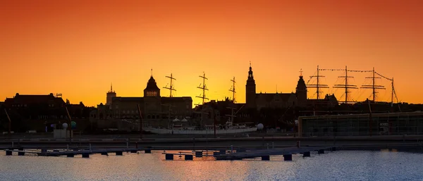 Silhueta de Szczecin (Stettin) Cidade beira-mar após o pôr do sol . — Fotografia de Stock