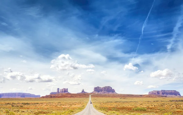 Cesta země do Monument Valley, Usa. — Stock fotografie