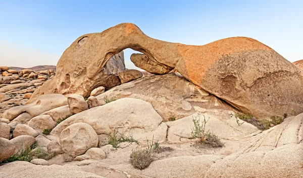 Zachód słońca nad łukiem w Joshua Tree National Park, California, Stany Zjednoczone Ameryki. — Zdjęcie stockowe