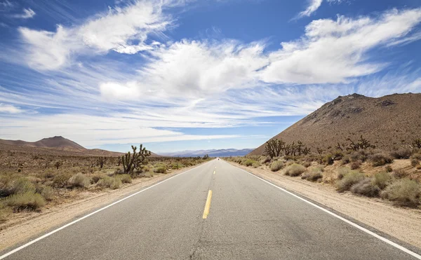 Endlose Landstraße, Death Valley, Kalifornien, USA. — Stockfoto