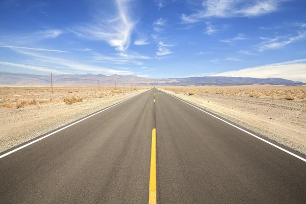 Estrada rural sem fim em Death Valley, conceito de viagem, EUA . — Fotografia de Stock