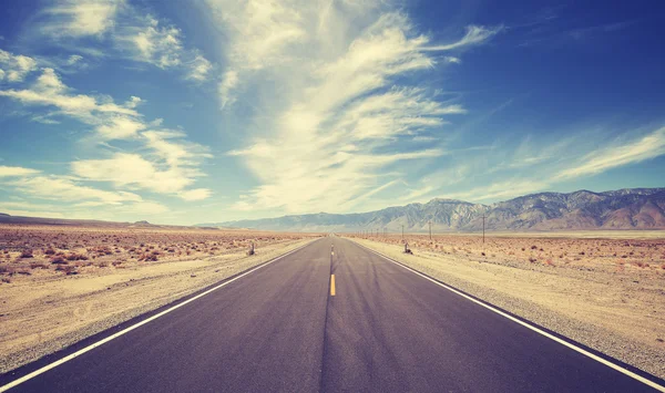 Carretera de campo de estilo vintage en EE.UU., concepto de aventura de viaje . — Foto de Stock