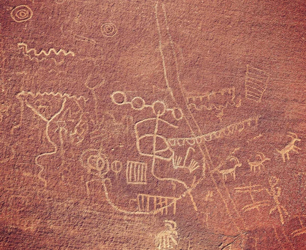 Starożytne petroglify na skale w dolinie ognia State Park, Usa. — Zdjęcie stockowe