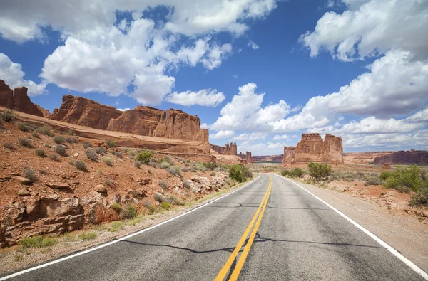 Strada panoramica desertica con bel paesaggio nuvoloso, concetto di viaggio . — Foto Stock