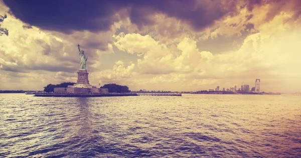 Vintage style Statue of Liberty with dramatic sunset, New York. — Stock Photo, Image