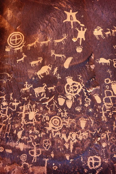 Petroglifi su Newspaper Rock, Utah, USA . — Foto Stock
