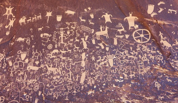 Petroglyphs on Newspaper Rock, Utah, USA. — Stock Photo, Image