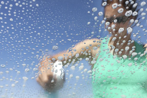 Mytí auta okno, mýdlové bubliny z uvnitř. — Stock fotografie