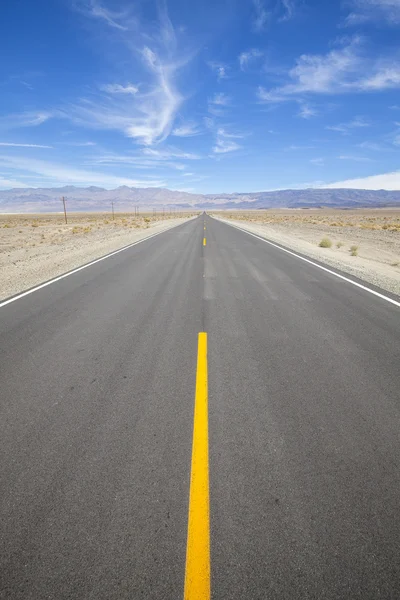 Pouštní silnice v Death Valley, Nevada, Usa. — Stock fotografie