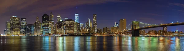 Manhattan skyline por la noche, foto panorámica de Nueva York, Estados Unidos . — Foto de Stock