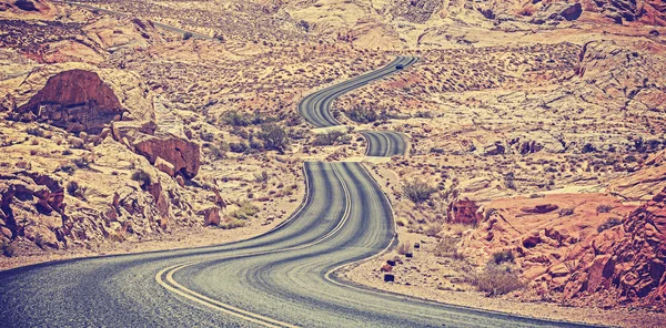 Вінтажне тоноване вигнуте пустельне шосе . — стокове фото