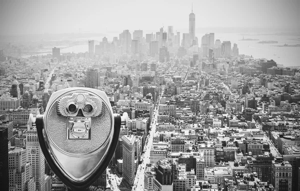 Schwarz-weiß getöntes Fernglas über manhattan, nyc. — Stockfoto