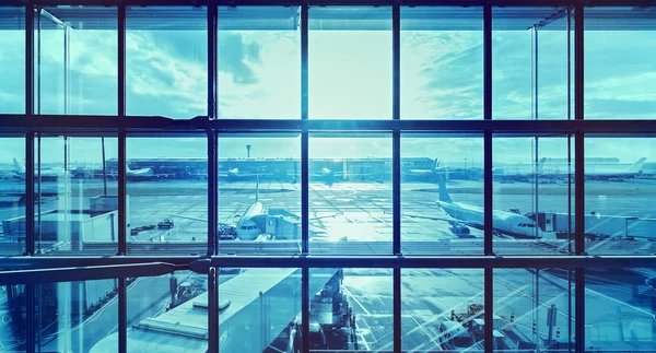 Futuristische blauwe foto van een luchthaven. — Stockfoto