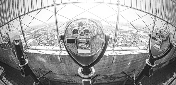 Черно-белый бинокль над Манхэттеном, Нью-Йорк . — стоковое фото