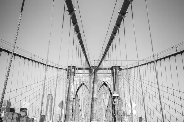 Fekete-fehér fénykép, a Brooklyn-híd, New York. — Stock Fotó