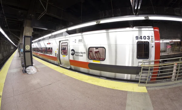 Fisheye линзы фото поезда MTA на вокзале Grand Central Terminal . — стоковое фото