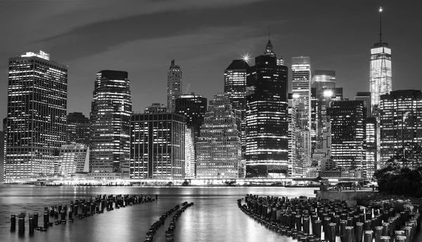 Black and white photo of Manhattan waterfront, NYC, USA. — Stock Photo, Image