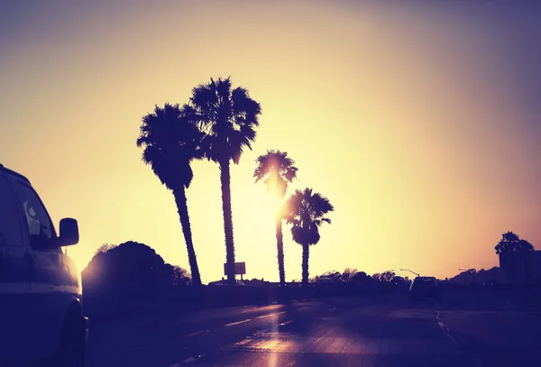 Vintage stilisiertes Bild der Straße gegen Sonnenuntergang, USA. — Stockfoto