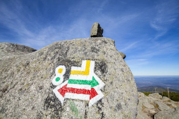 Wanderwege-Schilder auf Fels gemalt, geringe Schärfentiefe — Stockfoto