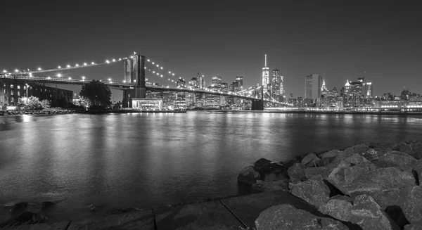 夜、ニューヨーク、アメリカ合衆国のマンハッタンのウォーター フロントの黒と白の写真 — ストック写真